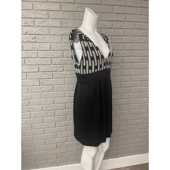 BCBGeneration Women Black & White V-Neck Sleeveless Cut-Out Dress Size 10 - Picture 6 of 10